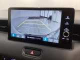 リバースギアに入れるだけで後方の表示へ切り替わります。夜間や雨の日の駐車も楽になりますよ。