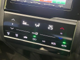 【オートエアコン】一度お好みの温度に設定すれば、車内の温度を検知し風量や温度を自動で調整。暑い&hellip;寒い&hellip;と何度もスイッチ操作をする必要はありません。快適な車内空間には必須の機能ですね♪