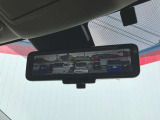 インテリジェントルームミラー。車両後方のカメラ映像をミラー面に映し出すため、車内の状況や天候などに影響されずいつでもクリアな後方の視界が得られます。