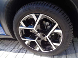 スタイリッシュなデザインの純正ホイールを装備しています。他にも多彩な純正オプションホイールや社外品のお取付もお気軽にご相談ください。