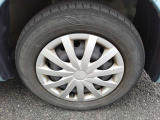 純正ホイールキャップ付きのお車です。