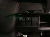 VSA装備車です。VSAはドライバーの操作と車の動きを見守っています。もし車の挙動が乱れたとき、4輪別々にブレーキをかけたり、エンジンパワーをしぼることによって車を安定させます。