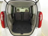 リアシートを倒せば広々としたラゲッジスぺースが出現!シートもワンアクションで簡単に倒すことが出来ます。