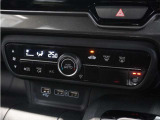 【オートエアコン】温度を設定すれば自動で快適な車内温度を保ちます。エアコン内部の高性能脱臭フィルターで車内のアレルゲンや花粉を除去。