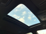 【サンルーフ】開放感たっぷりの希少装備、サンルーフが装着されています!車内に明かりを取り入れたり景色を楽しむ以外にも、車内の空気も簡単に換気できて快適です!