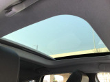 パノラミックサンルーフでルーミーなー車内空間を演出。もちろん紫外線、赤外線カット仕様です。