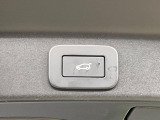 オートマチックリアゲート。ボタン操作一つでリアゲートの自動開閉をおこないます。女性にも喜ばれるポイントの高い装備ではないでしょうか。