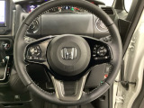 ハンドルにHondaセンシング系のクルーズコントロールやレーンキープアシストなどのスイッチと、オーディオの操作スイッチが装備されています。ハンドルから手を離さず安全に操作できます。