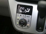 【オートエアコン】車内温度を感知して自動で温度調整をしてくれるのでいつでも快適な車内空間を創り上げます!どの席に座っても快適なドライブが楽しめます♪
