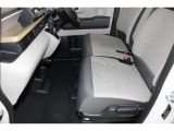 フロントシートはベンチシートです。運転席と助手席の移動が簡単です。