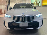 【BMWの伝統-1】BMWの特徴的な&ldquo;キドニーグリル&rdquo;は、80年以上続く伝統の形でございます。変わらないこだわりのデザインが、プレミアムブランド&ldquo;BMW&rdquo;を創り出します。