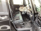 【ベンチシート】ラブラブ!(笑)で、運転席・助手席の行き来もしやすく、駐車時に便利☆また開放感もいいですね!一度体感されるとクセになりますよ(^^)