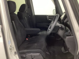 女性でも運転がしやすいように、シートの高さ調整機能(シートリフター)がついています。運転席と助手席の間が空いている為、助手席側への移動がスムーズです。交通量の多い道でも助手席側から乗り降りができます。
