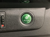 ECON モードをON にするとアクセルペダルの動きに対するエンジンの反応とエアコンの制御を切り換えることで、燃費のいい運転をするドライバーがペダルを踏んだ時と同じようにエンジンを制御します。
