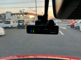 最近では付いてる車も多くなってきました。中古車ではまだまだ付いていればラッキーなドライブレコーダーです♪