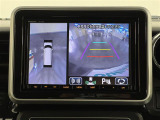 【全方位モニター】自車周辺をぐるりと俯瞰できるカメラで危険を察知。上空からの映像で自動車や障害物の位置が詳細に確認できるので、狭い駐車場でも安心して駐車できますね。