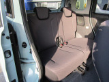 後席も足元が広くゆったりとした空間ですので長距離ドライブでも快適ですね♪