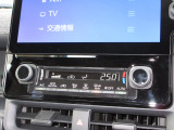 エアコンはオートエアコンでお好みの温度調整が出来、オールシーズン快適にドライブできます!リア席はプライバシーガラスで夏も涼しく過ごせます!