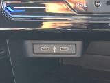 運転席中心部にタイプCのUSBソケットを2つ装備。スマートフォンの充電やApp Connectの通信が手軽に行えます。さらにワイヤレスチャージング機能も備えています。