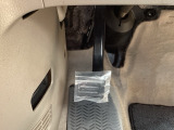 パーキングブレーキはフット式なので運転席と助手席の間はすっきり、移動も楽々です。さっと手が届く位置にATセレクトレバーやエアコンスイッチなどがあり操作性に優れています