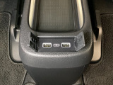 リアシート前のセンターコンソール部には、リア席用の充電可能なUSB端子が2個ついています。センターコンソールがトレイになるので、移動中の充電にも使えて便利です。