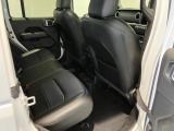 【リアシート】屋根までの高さがある車のため、大人の方でも圧迫感が少なく乗車出来ます。足元は広く取られているため、ゆったりとお乗り頂けます。