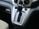 使い勝手の良い位置に配置された操作性の良いシフトレバーになってます。
