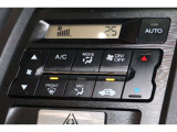 フルオートエアコンが装備されています!お好みの温度設定をするだけでエアコンの風量やモードの切り替えを自動でコントロールしてくれます!ユーザーの操作が少なく燃費走行にもつながります!