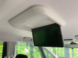 【フリップダウンモニター】大画面モニターで後席でもエンタメをお楽しみいただけます。小さなお子様にも大人気の装備です♪