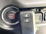 【キーレススタートシステム】カバンやポケットに入れたままでもドアの施錠・解錠が可能なスマートキーを装備。エンジンのオン・オフ時もカギを取り出す必要が無いからとっても便利です♪