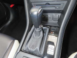 CX-3のシフトレバーです。MTモード付きの6ATで、しなやかな走りを支えます。また、足元にはフロアマットも装着済みです。