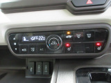 オートエアコンタイプなので細かい操作なしで快適温度に調整してくれます。シートヒーター付きで、冷えた車内でもスイッチを押せば数秒で座面と背もたれがあたたかくなります。