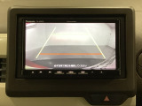 バックでの車庫入れも安心です! リアカメラが付いているバックモニター付のナビを装備しております。操作線もついており距離感も画面から確認できます。