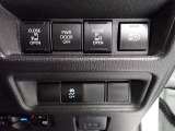両側電動スライドドアのスイッチ付です。車内からもスイッチひとつで楽にドアの開閉が可能です。 アダプティブハイビームシステムスイッチ、VSC OFFスイッチ。