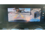 【360&deg;カメラシステム】あたかも車両上方から見下ろしているかのような仮想映像で車両の前後約3m、左右約2.5mの範囲を表示することにより、見通しの悪い場所への進入時や狭い場所での駐車時に役立ちます。