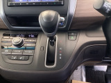 自然に手が届き、操作性の良いインパネシフトに、パーキングブレーキは、フットブレーキタイプなので、運転席と助手席の間はすっきりしています。