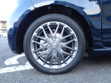 アルミホイール付き!鉄のホイールと違って軽いので燃費にも影響してきます。ガソリン高騰に少しは貢献します!あと単純に足元がきまります!