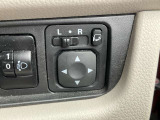 電動格納式ドアミラーです。自動格納機能付きで、ドアロックすると閉じてエンジンがかかると開きます。ドアロックの状態もひと目でわかるスグレモノです。