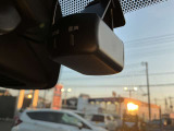 最近では付いてる車も多くなってきました。中古車ではまだまだ付いていればラッキーなドライブレコーダーです♪
