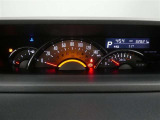 各操作スイッチは使いやすい位置に配置され、とっても見やすいメーターです。夜間時はラグジュアリーな気分にさせてくれる照明が魅力ですので、夜のドライブも楽しみになりますよ♪