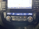 【オートエアコン】タッチパネル式オートエアコンで運転席周りの凹凸が少なくスッキリとしています。