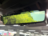 【スマートリヤビューミラー】後席の大きな荷物や同乗者で後方が確認しづらい時でも安心!カメラが撮影した車両後方の映像をルームミラー内に表示。クリアな視界で状況の確認が可能です!