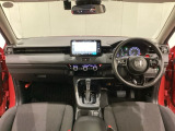 車内は光触媒抗菌消臭施工済です。スタイリッシュなデザインでスポーティなインパネ周りを演出します。グローブボックスやカップホルダーのほかにトレーなどたくさんの収納スペースが付いています。