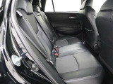 リヤシートは3人掛けです。