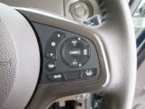 ハンドル右側にはクルーズコントロールのスイッチが装備され運転中の操作も安心して行えます!