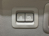 【パワーバックドア】スマートキーや運転席のボタンを押すだけでリアゲートが自動で開閉します!荷物を持っている時や、高い位置にあるバックドアを閉める際に便利な機能です♪
