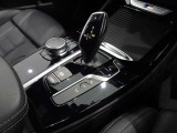 ステップトロニック付きオートマティックと I ドライブコントローラー、モニターの操作はこのコントローラーで行いナビやラジオ、車両状況の把握や点検時期の把握までいろいろなことができます。