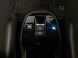 全席シートの間に電子制御パーキングブレーキがあります。スイッチひとつで、停車した地点の傾斜などをシステムが検知・判断してブレーキ力を自動的に最適制御し、しっかり停車できるパーキングシステムです。
