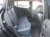 後部座席もゆったりとした空間を確保しております。