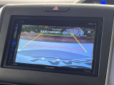 【バックカメラ】駐車時に後方がリアルタイム映像で確認できます。大型商業施設や立体駐車場での駐車時や、夜間のバック時に大活躍!運転スキルに関わらず、今や必須となった装備のひとつです!